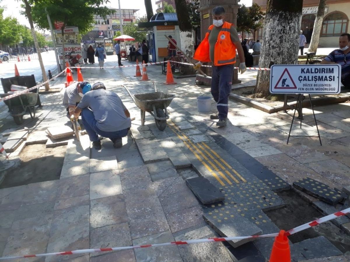 D&uuml;zce Belediyesi ekipleri yolları elden ge&ccedil;iriyor