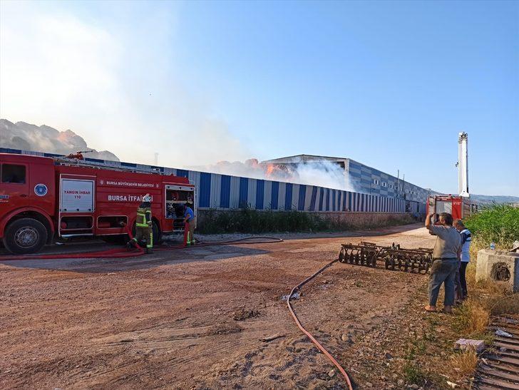 GÜNCELLEME - Bursa'da karton fabrikasında çıkan yangın kontrol altına alındı G3