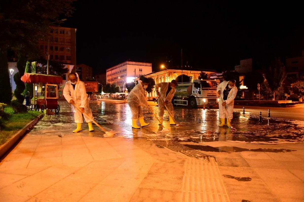 Gazi ve İn&ouml;n&uuml; caddesi yıkanarak dezenfekte edildi