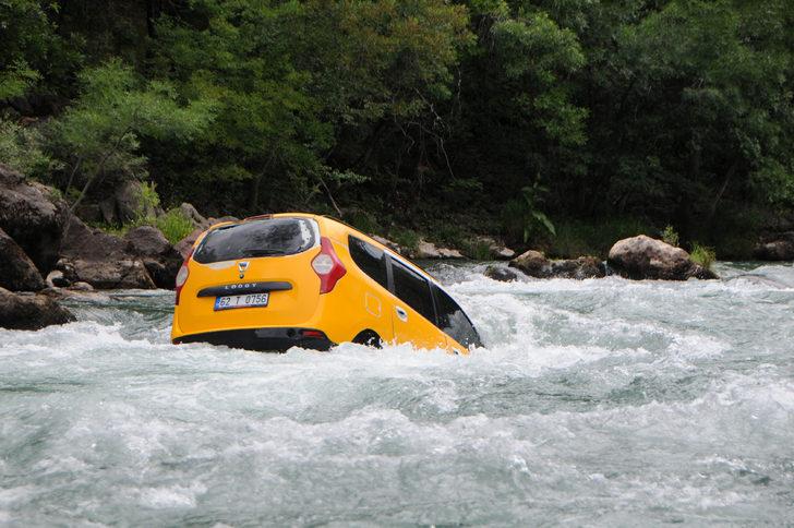 Taksiyle birlikte nehirde 100 metre sürüklendi! Yüzerek kurtuldu G3