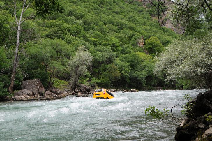 Taksiyle birlikte nehirde 100 metre sürüklendi! Yüzerek kurtuldu G1