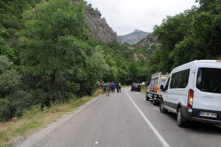 Taksiyle birlikte nehirde 100 metre sürüklendi! Yüzerek kurtuldu G4