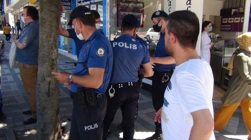 Bursa&rsquo;da polisler hem ceza kesti hem de maske verdi