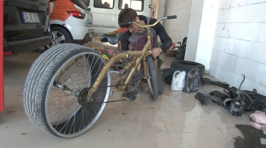 Lastiği s&uuml;rekli patlayan bisikletine &ccedil;&ouml;z&uuml;m&uuml; otomobil lastiğinde buldu