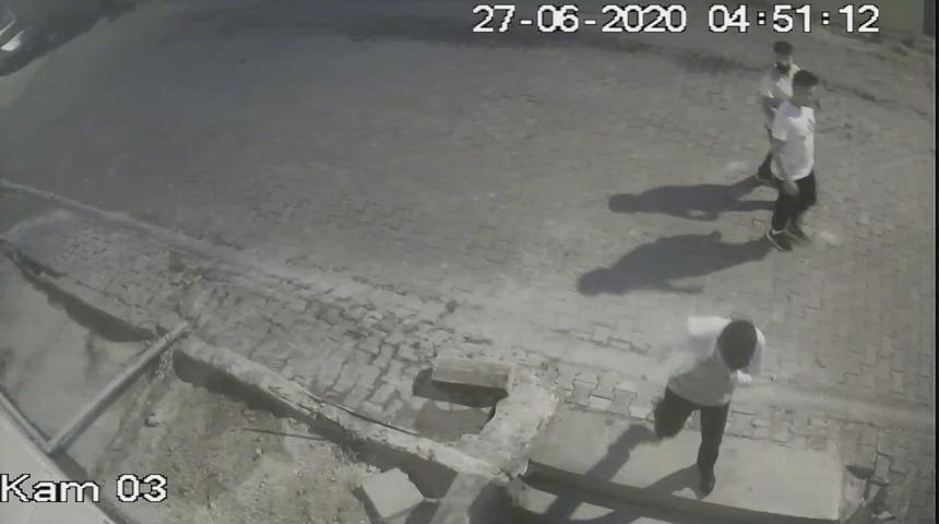 Hırsızlık ş&uuml;phelisi kamerayı g&ouml;r&uuml;nce pişkince hareketler sergiledi