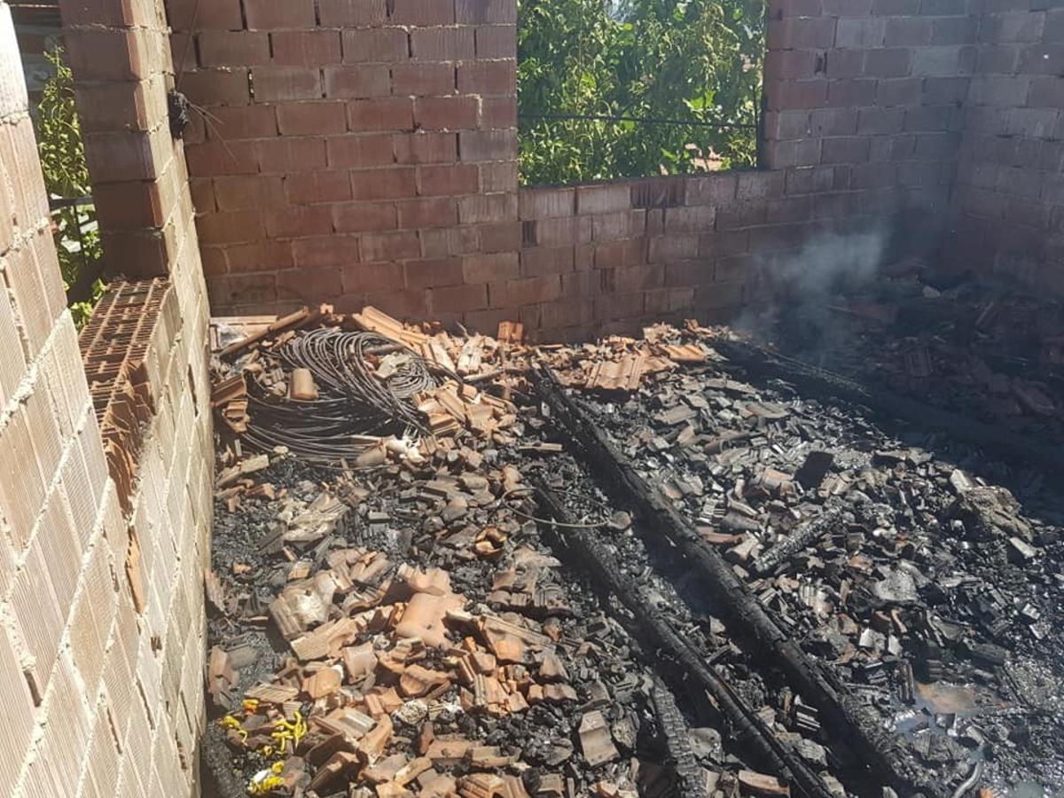 Ser&ccedil;in&rsquo;deki yangında ev kullanılmaz hale geldi