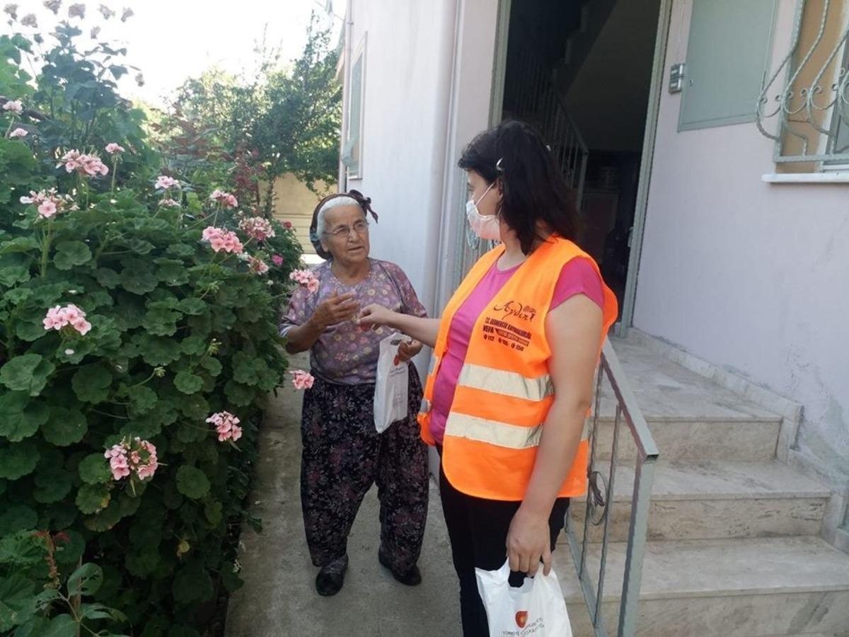 Germencik&rsquo;te 6 bin 602 vatandaşa maske ve kolonya dağıtıldı