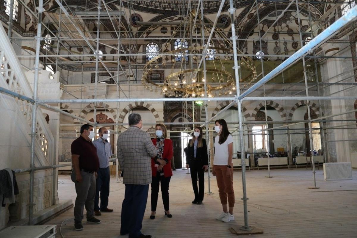 Vali Becel, tarihi camide yapılan restorasyon &ccedil;alışmalarını inceledi