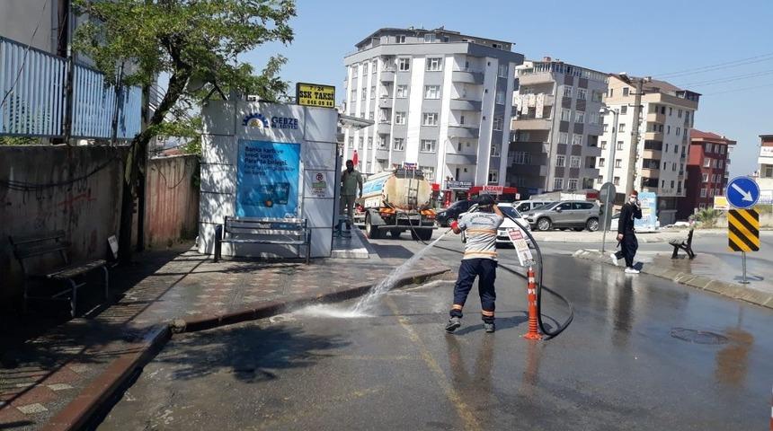 Gebze&rsquo;de caddelerinde temizlik s&uuml;r&uuml;yor
