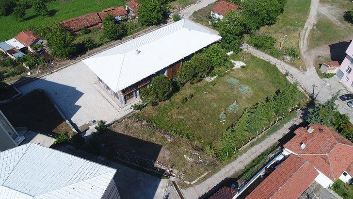 Dursunbey’de gençlere yeni halı saha G3