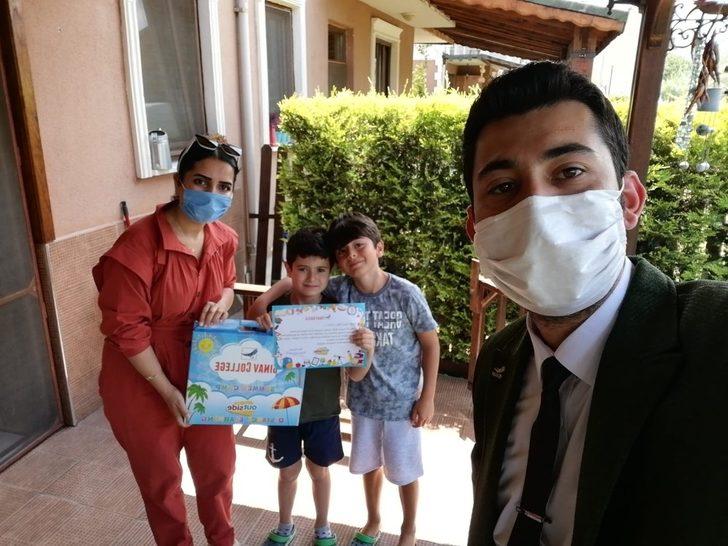 Karşılarında öğretmenlerini görünce çok mutlu oldular G1