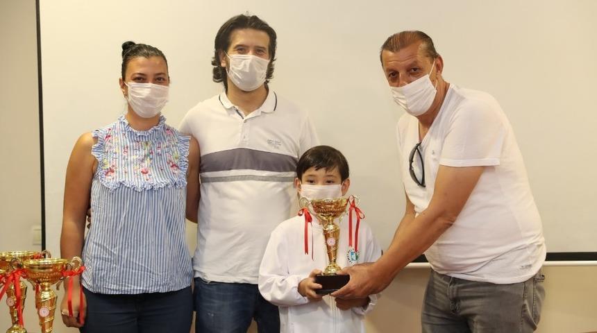 İzmit Belediyesporlu sporcular Sakarya’dan derece ile döndü