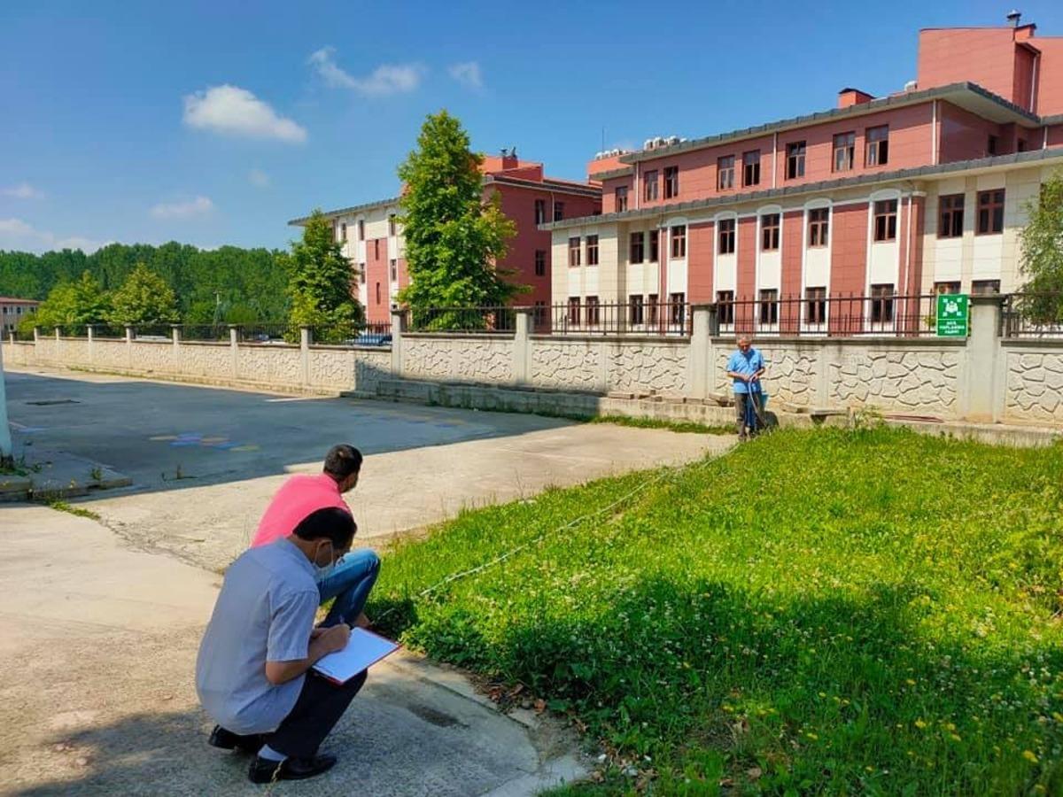 Okul bah&ccedil;esinde yeşil alan &ouml;l&ccedil;&uuml;m&uuml; yapıldı