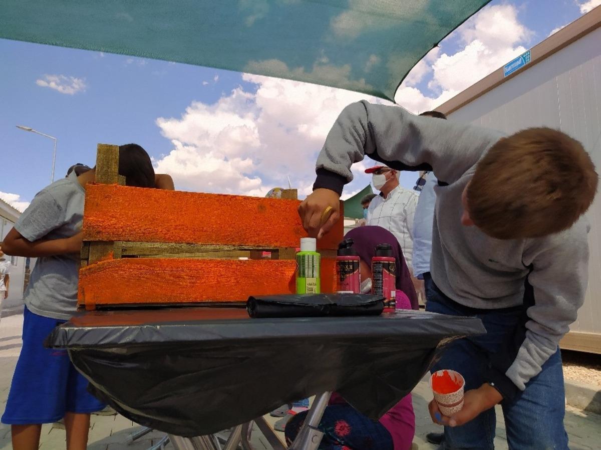 Konteyner kentte &ccedil;ocuklar, k&uuml;t&uuml;phane i&ccedil;in boyama etkinliği yaptı