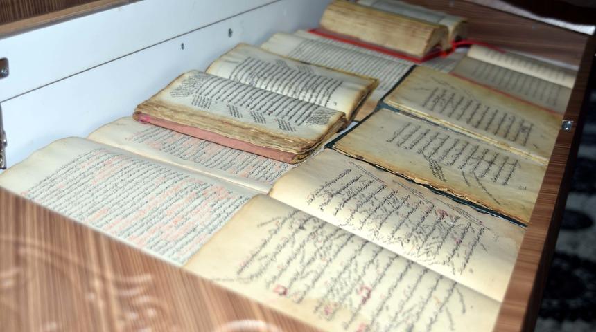 El yazması kitapları yüzyıllardır koruyorlar