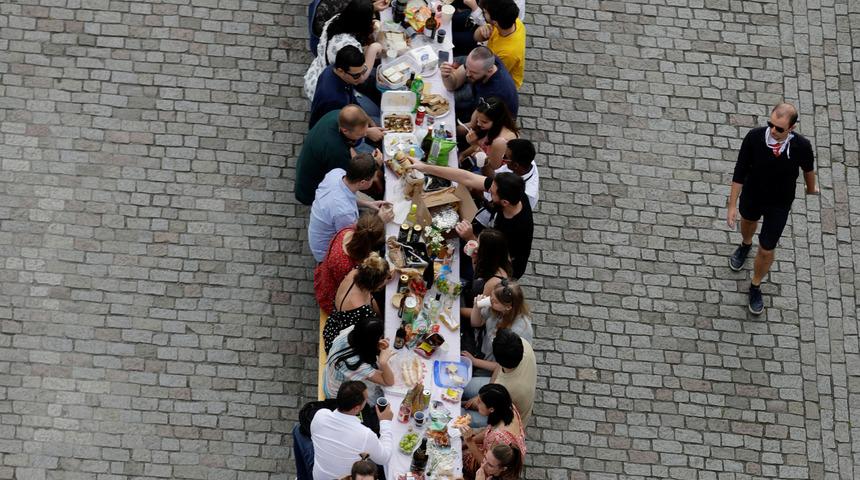 Şehrin ortasına masa kurdular! Koronaya veda partisi