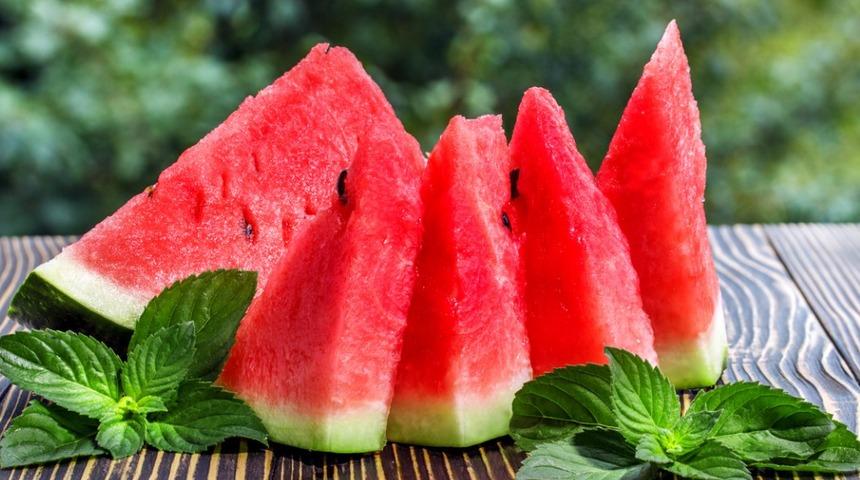 Meğer çok kolaymış! Pratik şekilde karpuz kesme ve dilimleme rehberi...