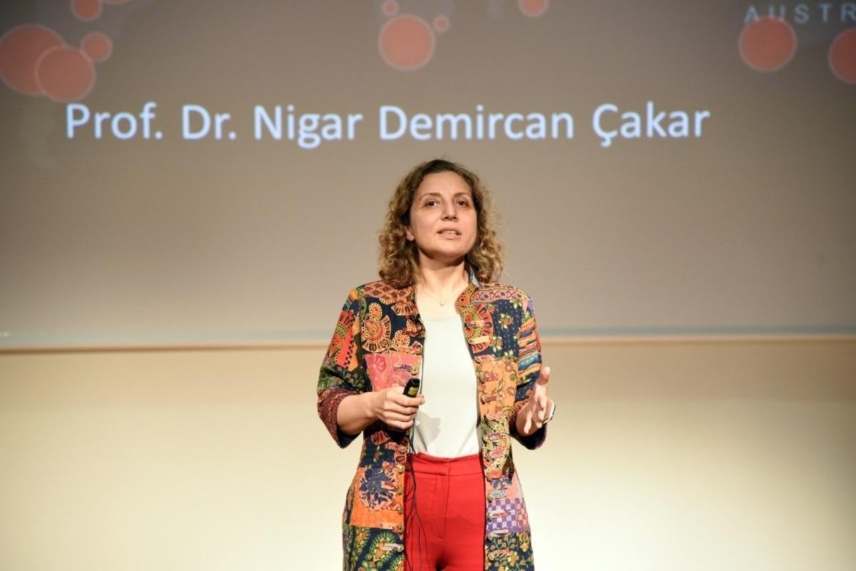 Rekt&ouml;r &Ccedil;akar covid-19 pandemisini anlatı