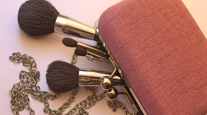 Birçok kadın yanlış kullanıyor! Hangi makyaj fırçası ne işe yarıyor? Uzmanı açıkladı...