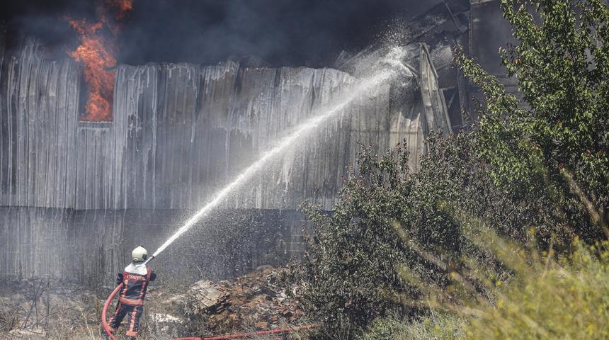 Ankara&rsquo;da boya fabrikasında yangın