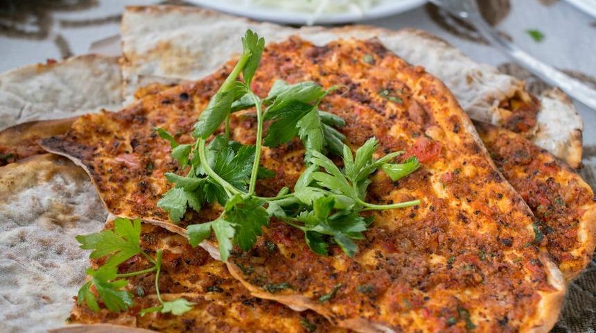 Evde Antep lahmacunu yapabilirsiniz! Ustasından efsane lezzetin püf noktaları...