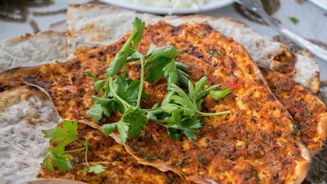 Evde Antep lahmacunu yapabilirsiniz! Ustasından efsane lezzetin püf noktaları...