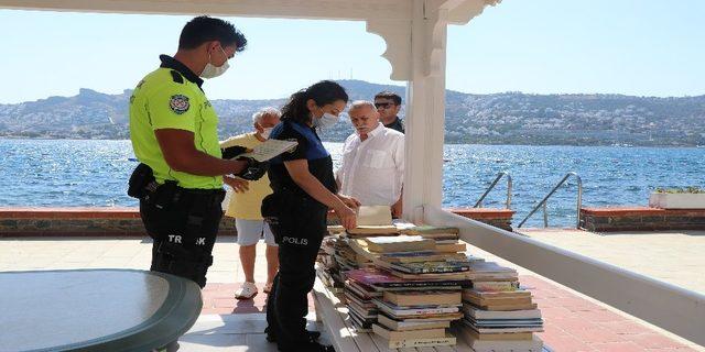 Gazeteci-Yazar Yavuz Donat yüzlerce kitabını emniyete bağışladı