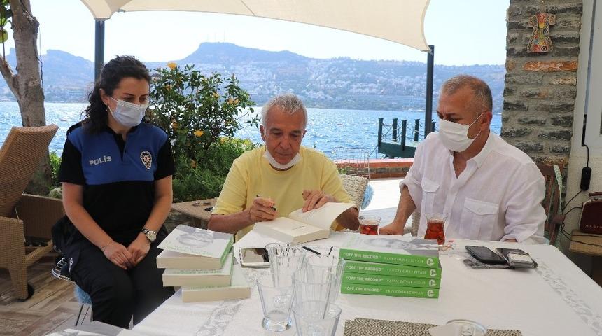 Gazeteci-Yazar Yavuz Donat y&uuml;zlerce kitabını emniyete bağışladı