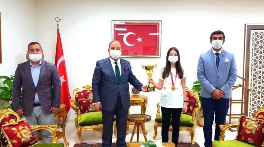 Online Halk Oyunları Yarışması birincisi &ouml;d&uuml;l&uuml;n&uuml; Kaymakam Yıldız&rsquo;dan aldı