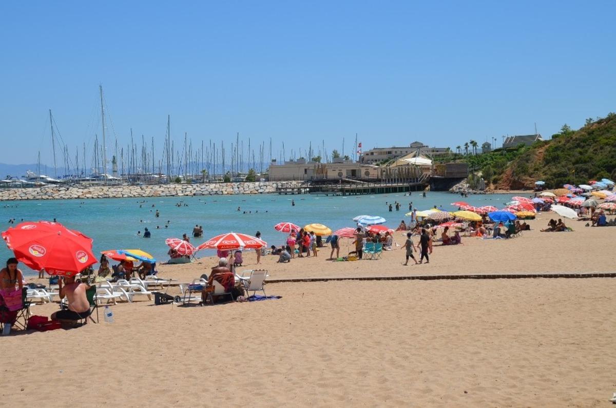 Didim&rsquo;de sıcaktan bunalanlar Ege&rsquo;nin mavi sularında serinledi