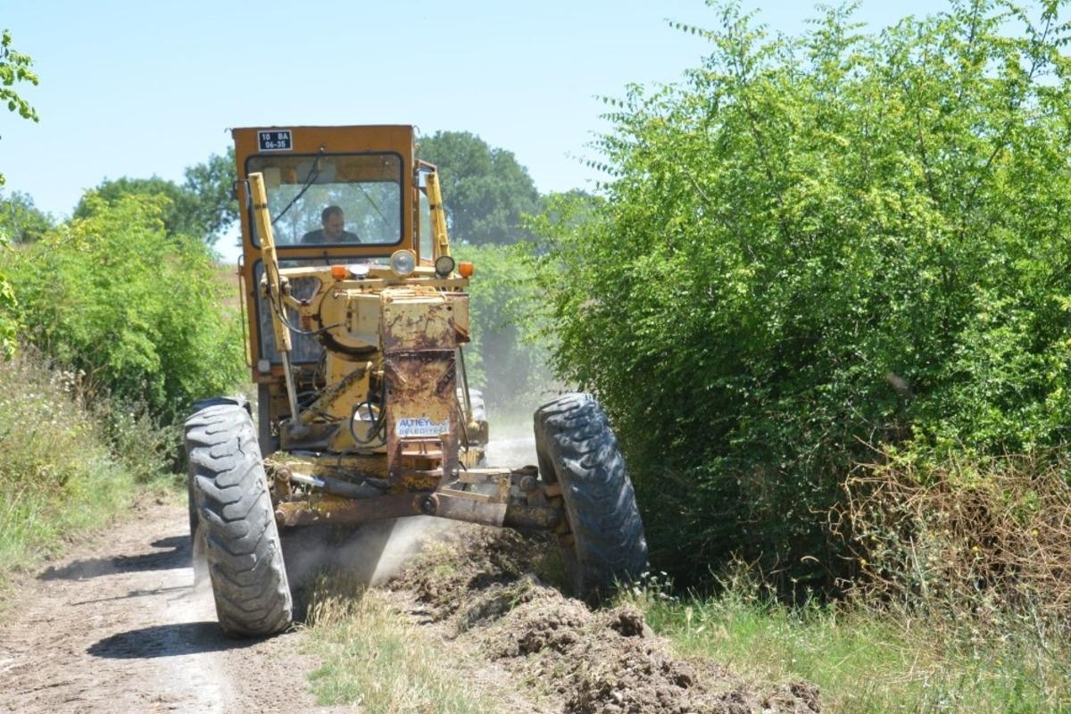 Altıeyl&uuml;l kırsalda yol &ccedil;alışmalarına devam ediyor
