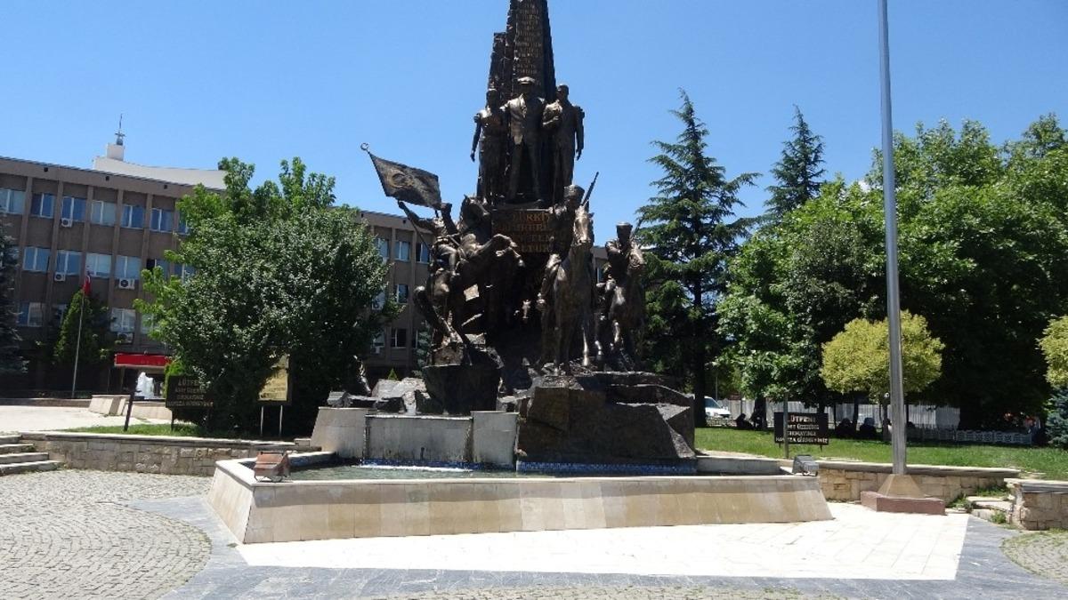 Havaların ısınmasıyla vatandaşlar cadde ve sokaklara akın etti