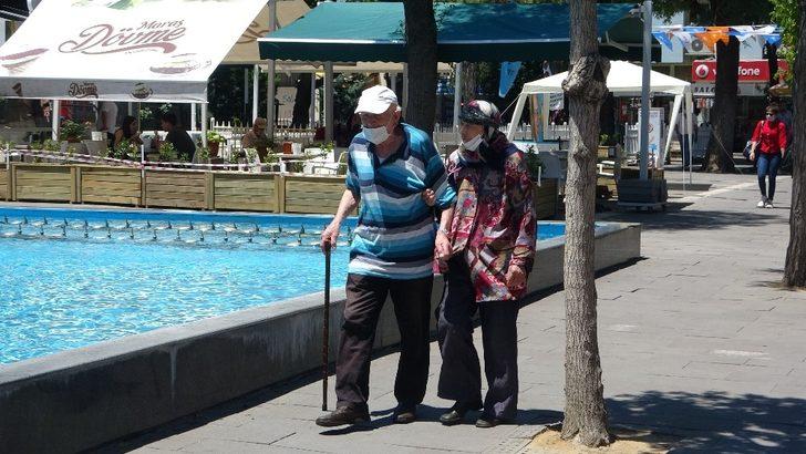 Havaların ısınmasıyla vatandaşlar cadde ve sokaklara akın etti G3