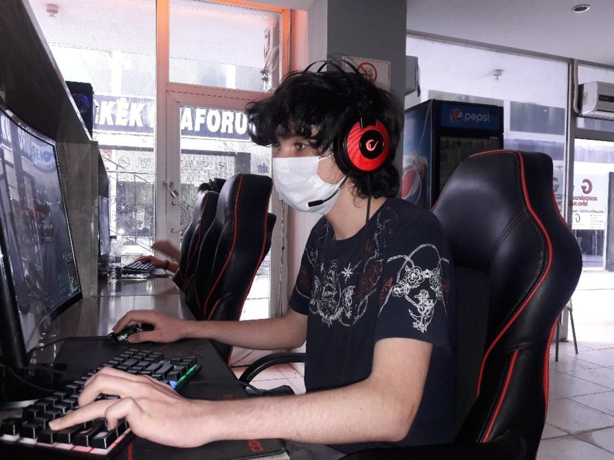İnternet kafeler a&ccedil;ıldı, gen&ccedil;ler sosyal mesafelerini koruyarak oyun oynadı