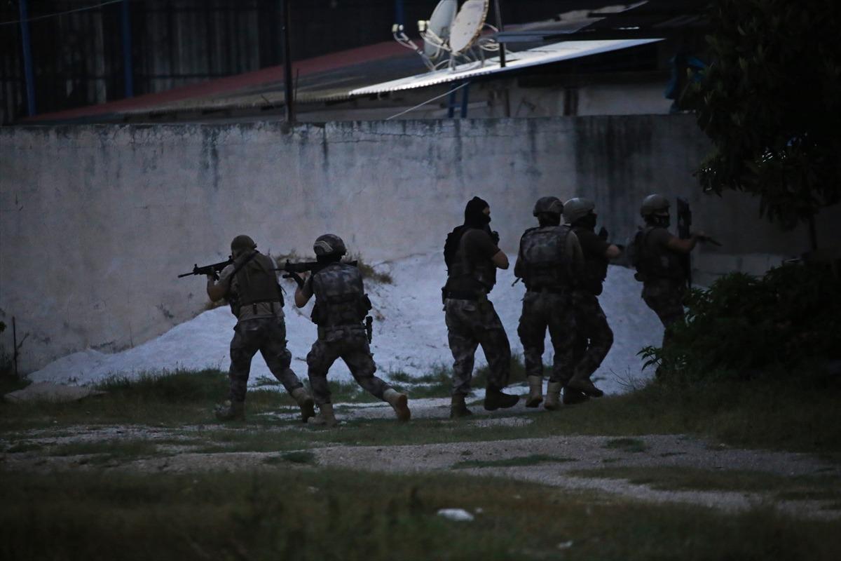 G&Uuml;NCELLEME 2 - Adana'da ter&ouml;r &ouml;rg&uuml;t&uuml; DEAŞ operasyonu: 4 g&ouml;zaltı