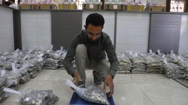 İdlib'in Türkiye sınırında yer alan Sarmada ilçesindeki bir bankadaki madeni Türk Lirası paketleri