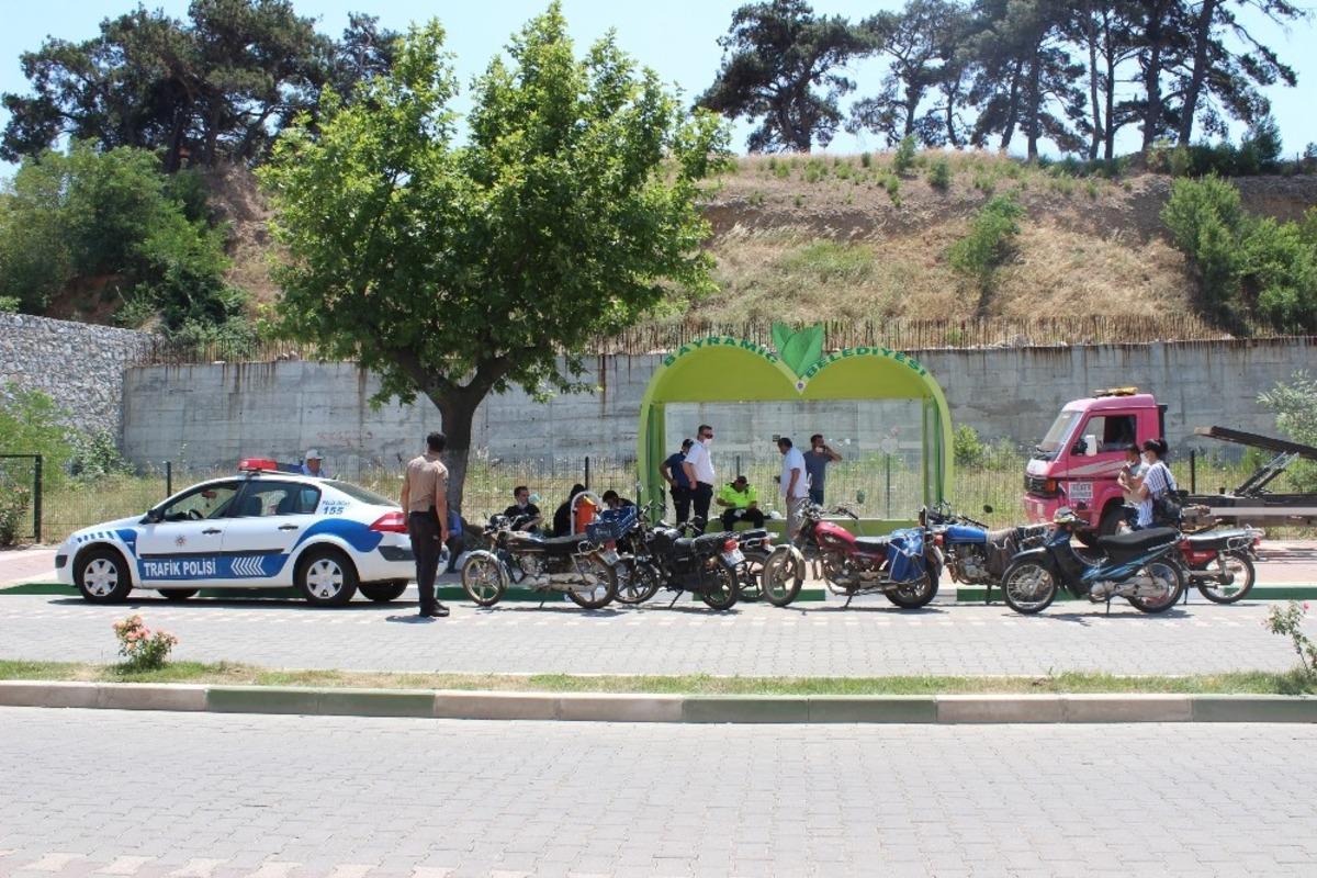 Bayrami&ccedil;&rsquo;te kasksız s&uuml;r&uuml;c&uuml;lere ceza yağdı