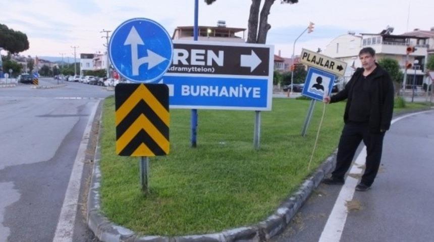 Burhaniye&rsquo;de şaşırtan y&ouml;n levhası d&uuml;zeltildi