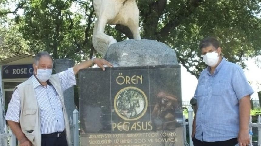 Burhaniye’de pegasus heykeli ilgi gördü.