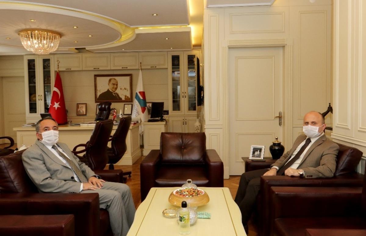 Ağrı Valisi Dr. Varol, Aİ&Ccedil;&Uuml; Rekt&ouml;r&uuml; Prof. Dr. Karabulut&rsquo;u ziyaret etti