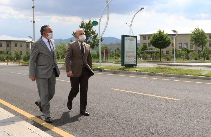 Ağrı Valisi Dr. Varol, AİÇÜ Rektörü Prof. Dr. Karabulut’u ziyaret etti G3