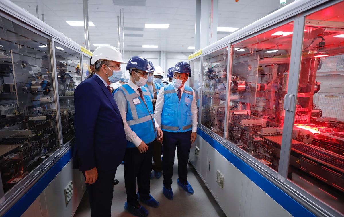 Bakan D&ouml;nmez: D&uuml;nyanın farklı yerlerinde 'Made In T&uuml;rkiye' yazılı g&uuml;neş panellerini g&ouml;receğiz