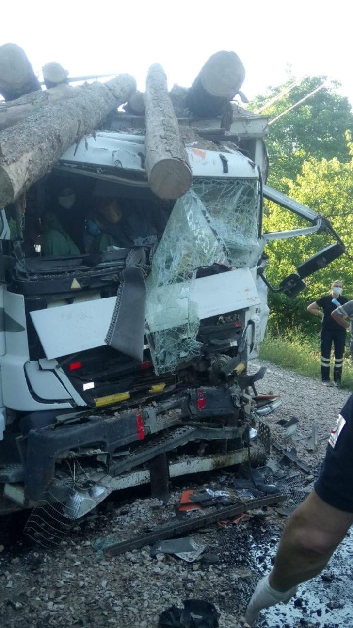 Kamyonlar kafa kafaya çarpıştı: 2 yaralı G3