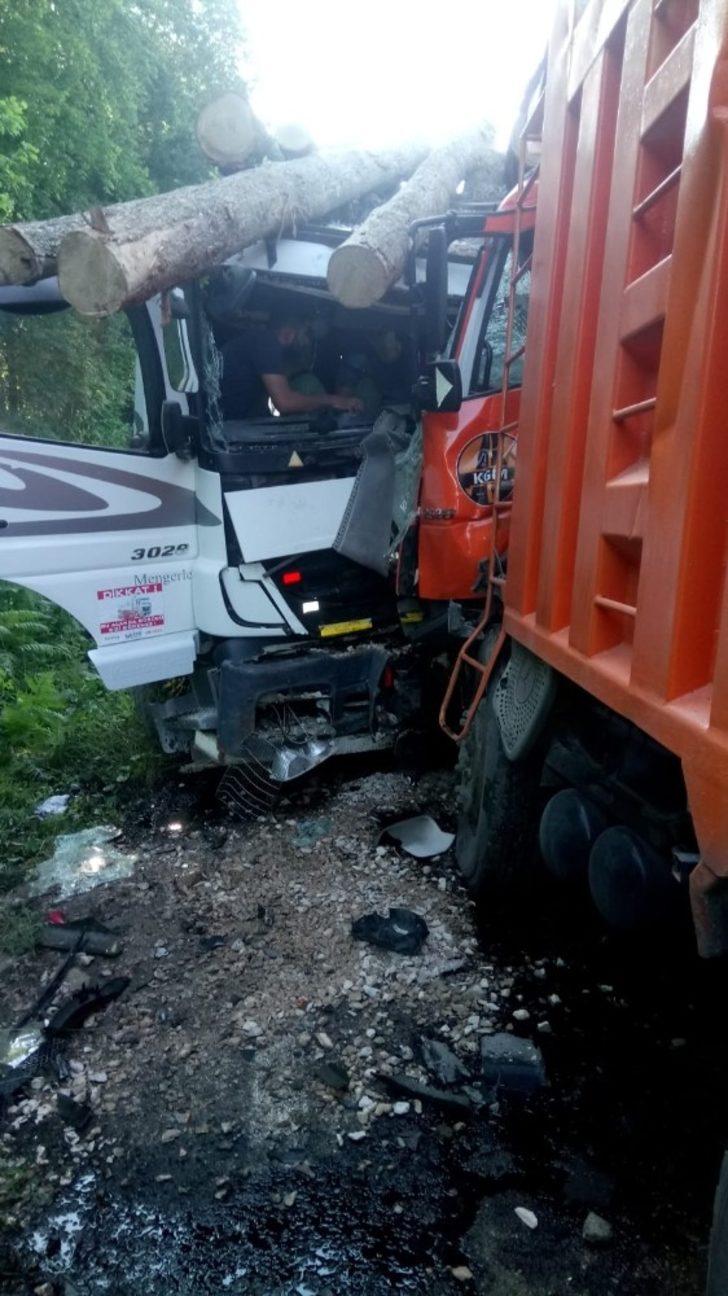 Kamyonlar kafa kafaya çarpıştı: 2 yaralı G4