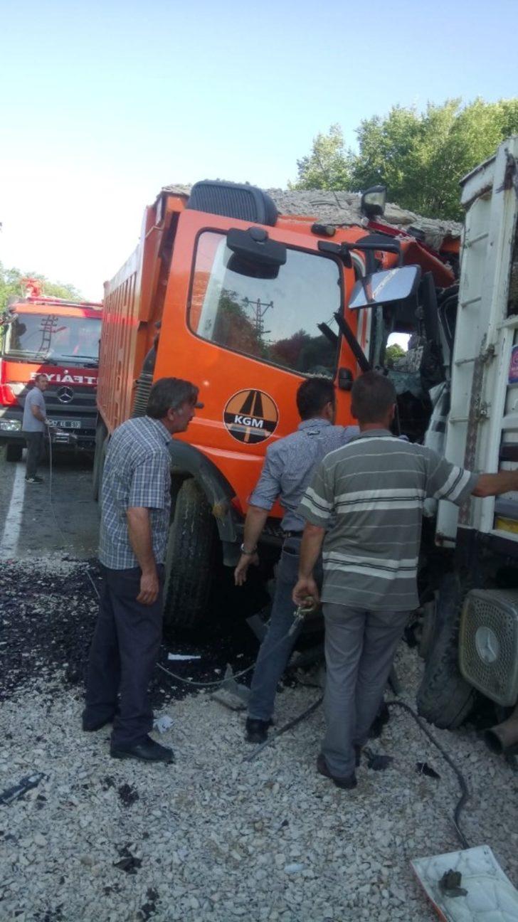 Kamyonlar kafa kafaya çarpıştı: 2 yaralı G5