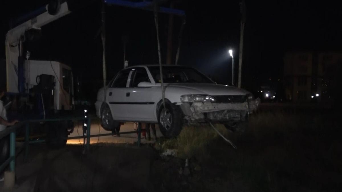 Kontrolden &ccedil;ıkan otomobil dereye d&uuml;şt&uuml;