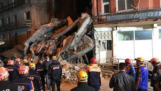 Erzurum'da 5 katlı bina çöktü! Çevre binalardakiler tahliye edildi