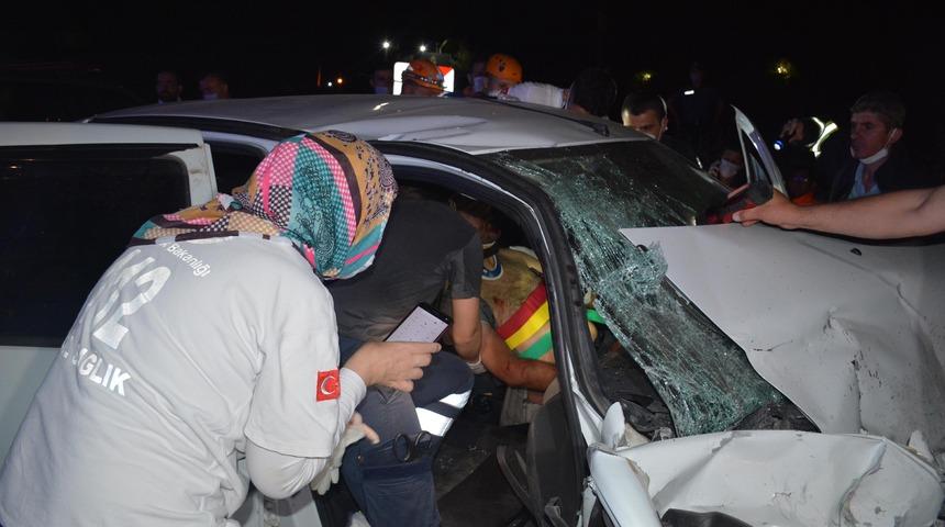 Bilecik’te iki otomobil kafa kafaya çarpıştı: 6 yaralı