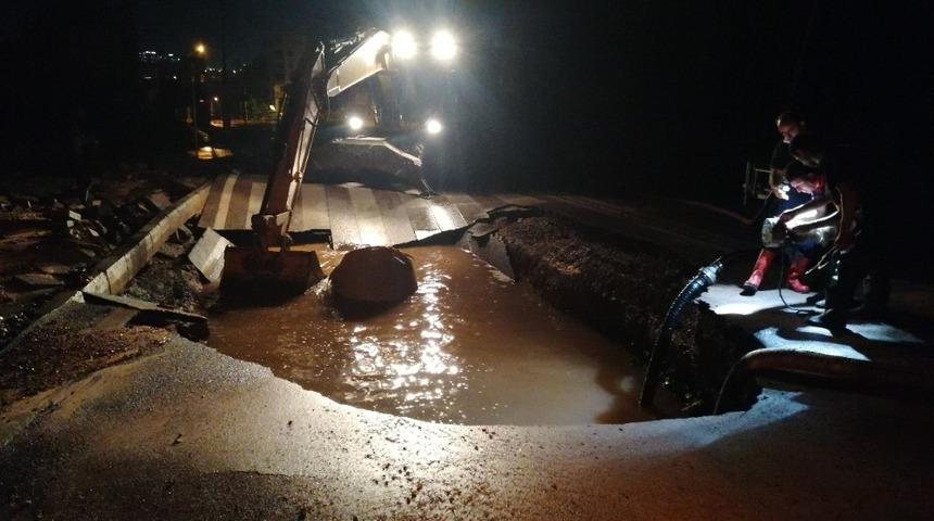 Su borusu patladı, ortalık savaş alanına döndü