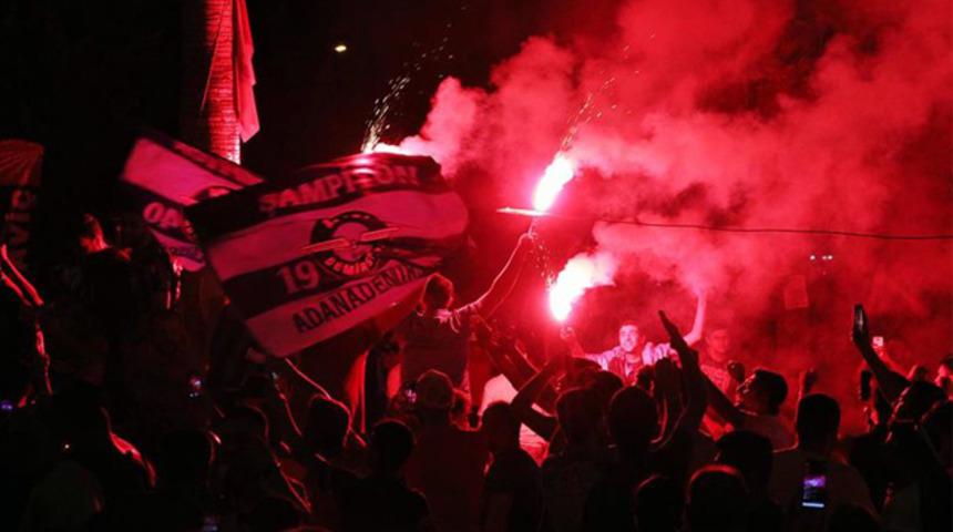 Adana Demirspor'a galibiyet sonrası coşkulu karşılama